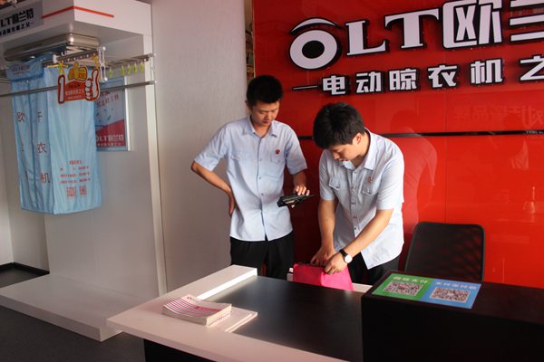 执行员打包清理物品.JPG