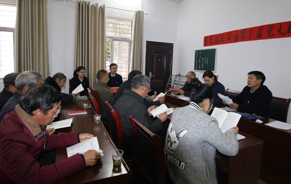 为党员集中宣讲宪法知识.jpg