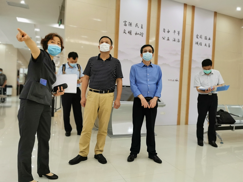 1 调研荆门中院诉讼服务中心_副本.jpg